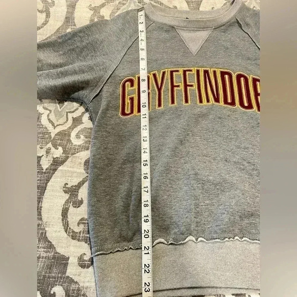 Harry Potter Sweatshirt Womens XS Wizarding World Gryffindor Universal Studios - Picture 4 of 7